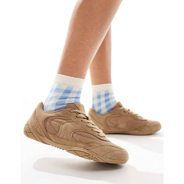 Bershka – Sandfärgade sneakers i mockaimitation-Naturlig