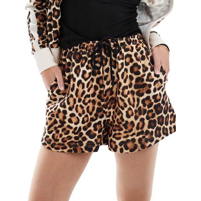 PUMA – Leopardmönstrade shorts med boxig passform-Brun