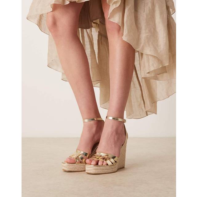Glamorous – Guldfärgade espadrillos med kilklackar