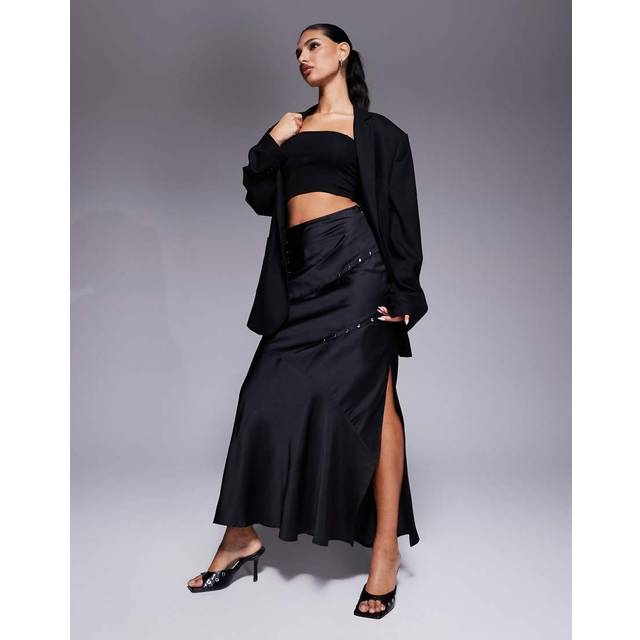 ASOS DESIGN – Svart, diagonalskuren maxikjol med nitar och slits-Svart/a