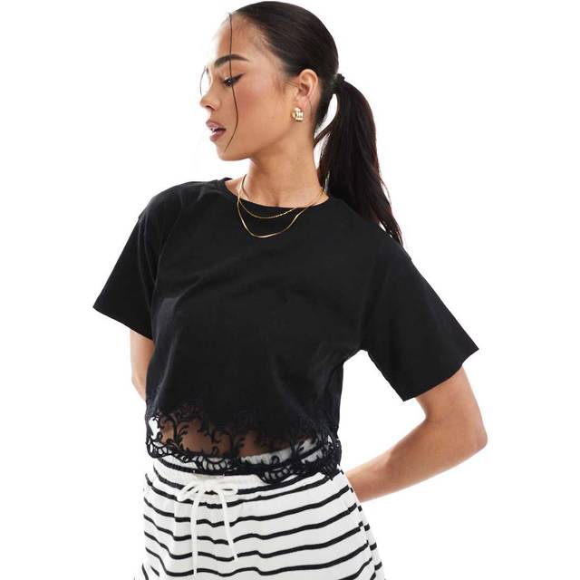 Miss Selfridge – Svart t-shirt med korta ärmar och spetsfåll-Svart/a