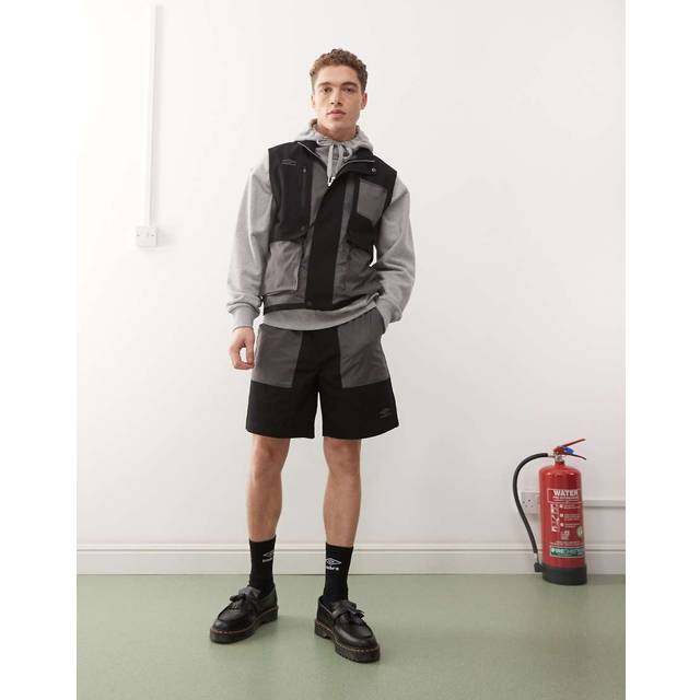 Umbro – Svarta och grå shorts med skärp-Svart/a