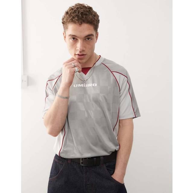 Umbro – Silverfärgad t-shirt i jersey med paneler