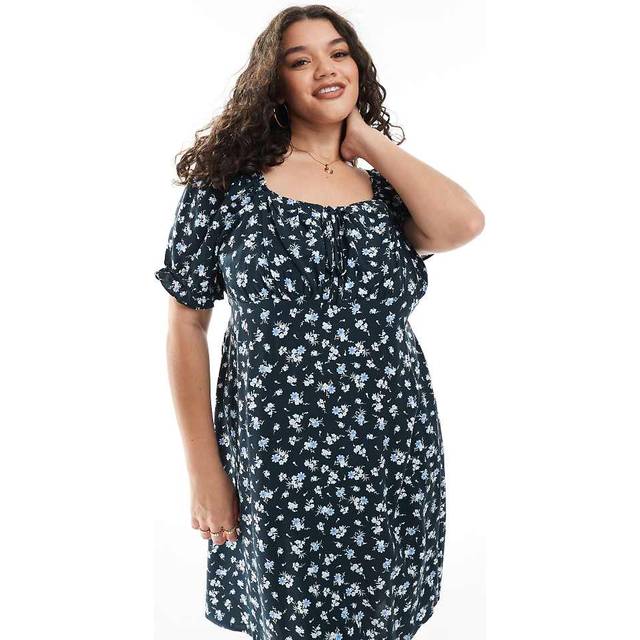New Look Curve – Blåblommig, ginghamrutig miniklänning i milkmaidstil