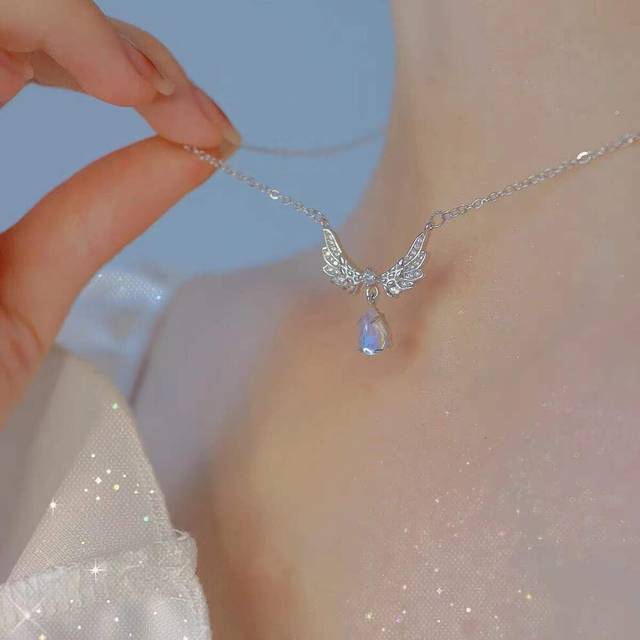 (5675701) Y2K Crystal Butterfly Pendant Necklace Women Light Luxury Fashion Jewelry