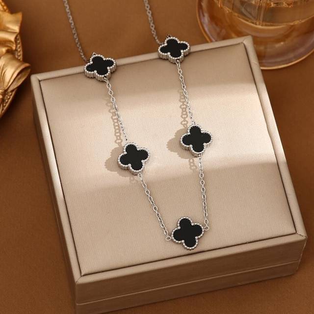 (black) Titanium Steel Four Leaf Clover Double-sided Mother Of Pearl Necklace, 18k Real Gold Electroplating, Non Fading Fashion Collarbone Chain For W