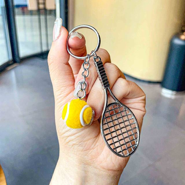 (StyleJ) Delightful Metal Tennis Racket Keychain Fashionable Gift For Holidays And Festivities