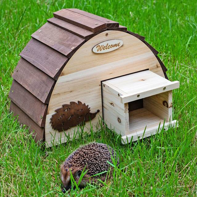 Wooden Hedgehog House Hibernation Box with Roof Nature Shelter Home Predator Proof - Brown (8.27cm H X 12.60cm W X 10.24cm D)