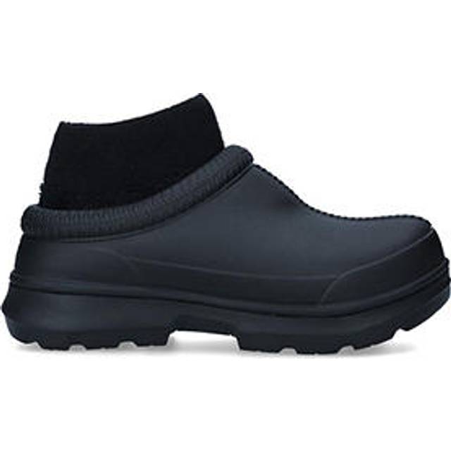 Tasman X Rain Clogs - BLACK - <p>Working a futuristic design, the Tasman X rain clogs from UGG are a practical and playful option for bad weather. Slip on the low-top style, detailed with tonal branding and texturing, come rain or snow. Snugly lined with curly UGGplush™ and a detachable sock, they can be enjoyed year-round.</p>