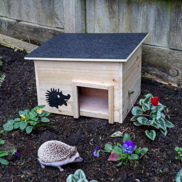 Wooden Hedgehog House Hibernation Box with Roof Nature Shelter Home Predator Proof - Brown (8.66cm H X 12.60cm W X 7.48cm D)