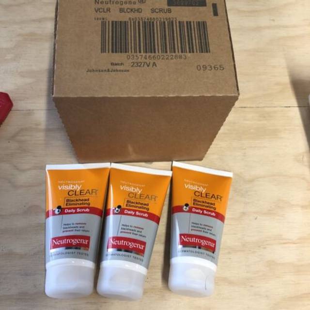 Neutrogena visibly clear blackhead eliminating daily scrub - 150ml