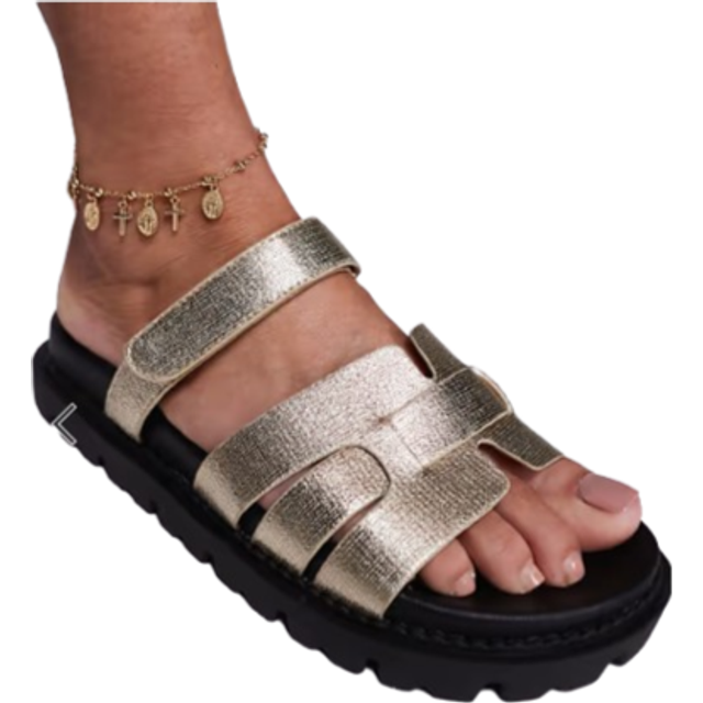 Simmi London – Adelle – Guldfärgade, platta sandaler i raffiabast med smala remmar