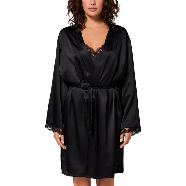 Love Me Lace Robe - 015 Noir - Simone Pérèle launched her eponymous lingerie label in Paris in 1948 with the vision of combining comfort and French style. The brand encapsulates expert craftsmanship and couture detailing, with everything from briefs and bras to sleepwear and swimwear all created to embody femininity and everyday elegance to your essentials.