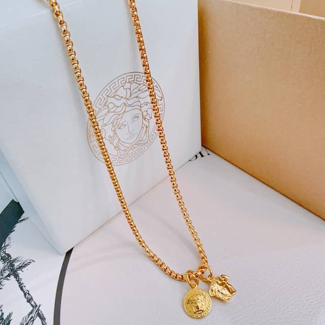 Versace Necklaces Fashionable And Classic, Small And Exquisiteï¼Comes Fully Packaged.
