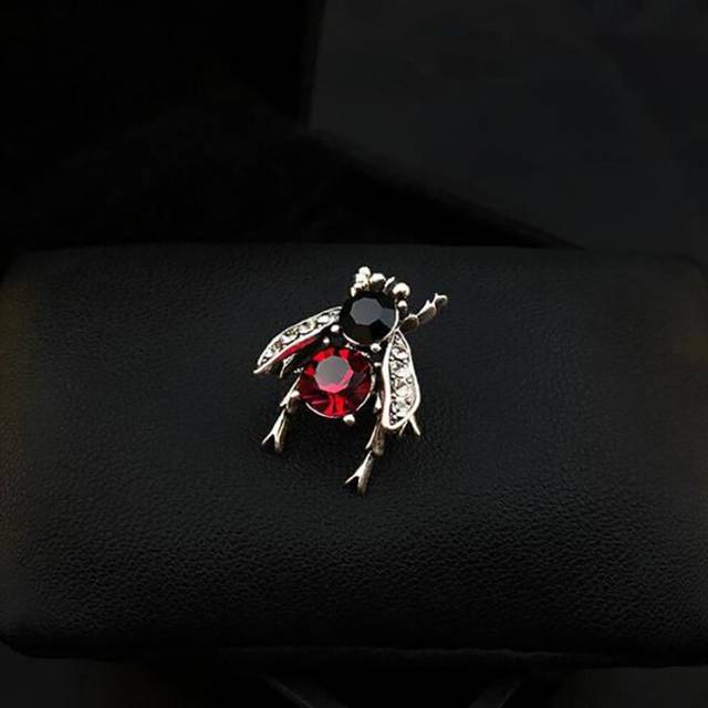 (red) Vintage Bee Brooch Trend Creative Insect Corsage Creative Anti-light Pin - Red