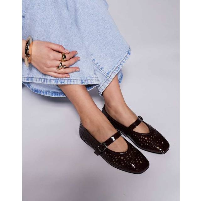Public Desire – Clementina – Bruna, platta ballerinaskor i Mary Jane-stil med håldetaljer-Svart/a