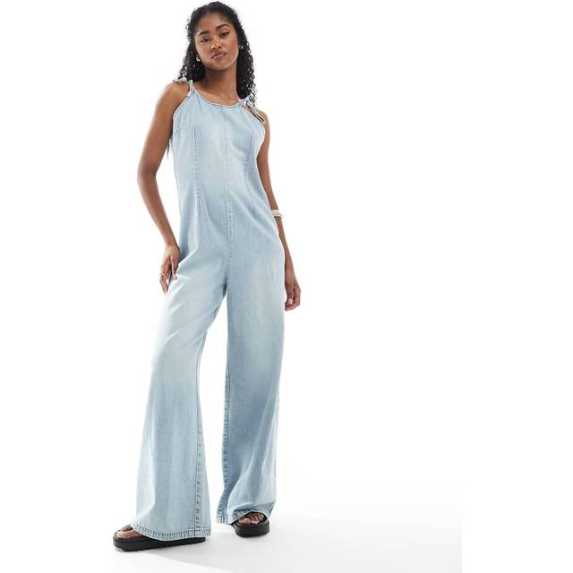 Monki – Blekblå jumpsuit i tunn denim med halterneck
