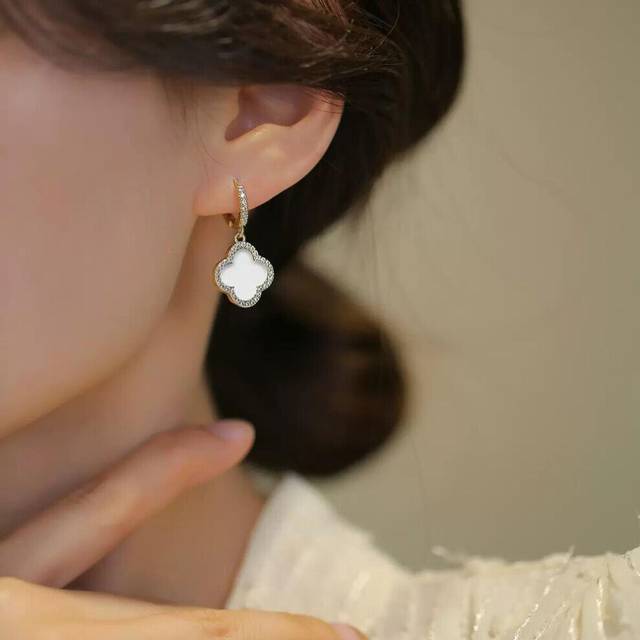 (white) Classic Luxury Four-leaf Clover Delicate Rhinestone Women&apos;s Earrings Netroots High-level Sense Of Earrings