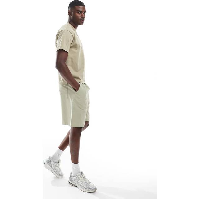 ASOS DESIGN – Ljusa, kakifärgade shorts i ripstop och lång modell-Naturlig
