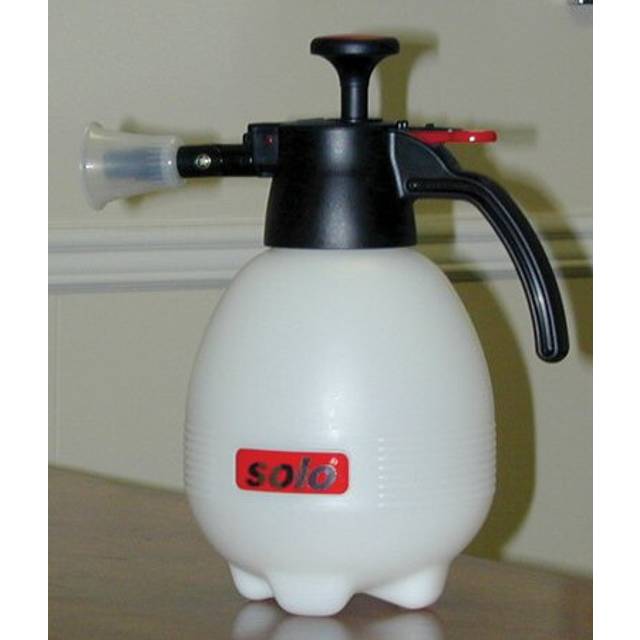 SOLO 418 2 Liter One-Hand Pressure Sprayer, Red and White