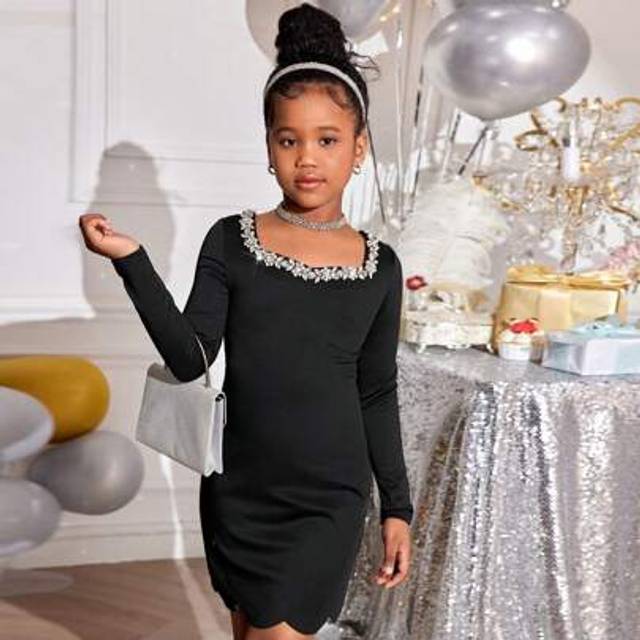 SHEIN Tween Girls&#39; Stretchy Fitted Black Solid Christmas Dress With Sweetheart Collar, Floral Hem Decor, A-Line Waist Design, Fashionable & Elegant For Part