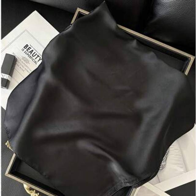 SHEIN 1pc Women Silk-Like Decor Small Square Scarf, High-End Versatile Imitated Silk Neckerchief, Thin Neck Wrap Scarf