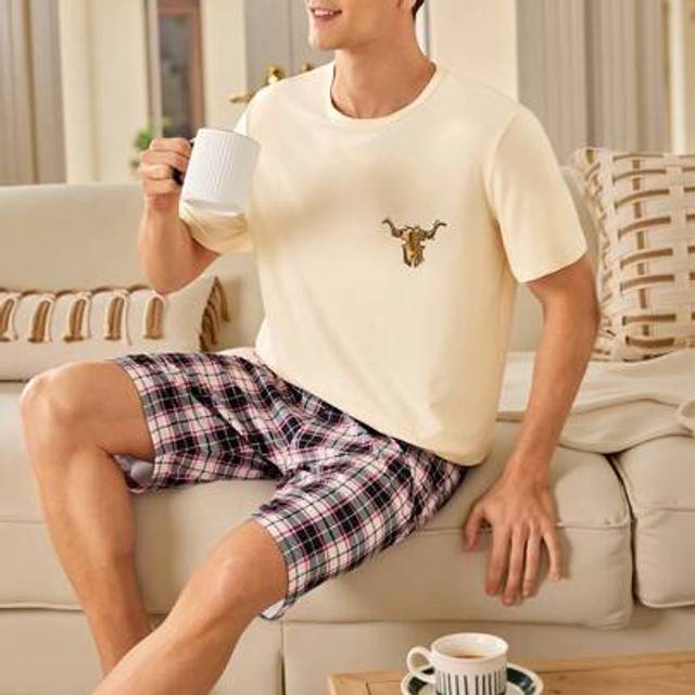 SHEIN Men&#39;s Bull Print Short Sleeve T-Shirt & Plaid Shorts 2-Piece Pajama Set