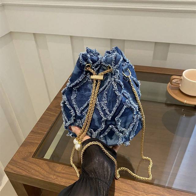 SHEIN Solid Color Diamond-Shape Fashionable Hair Edge Metal Drawstring Opening And Closing Design Shoulder Bucket Bag Is Suitable For Shopping.