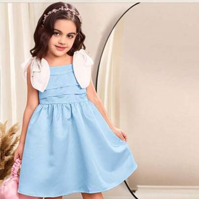 SHEIN Young Girl Plain Color Woven Smocked Dress With Bow Strap