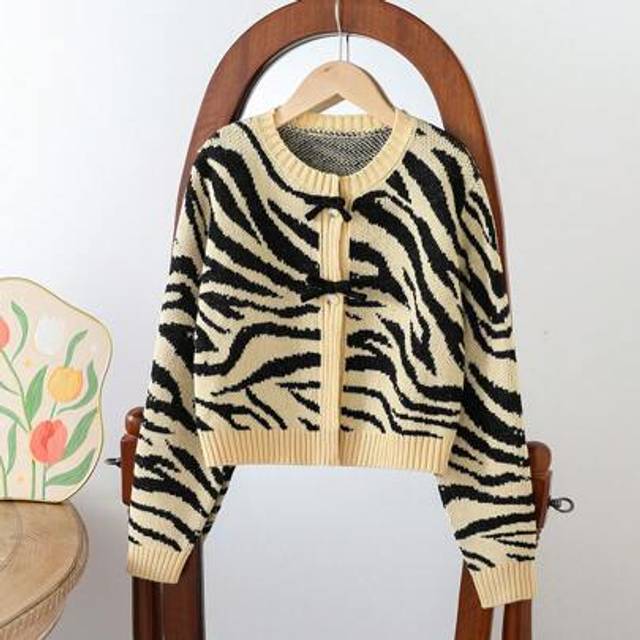 SHEIN Fashionable & Cute Patterned Girls Cardigan For Autumn/Winter, Featuring Animal Print, Bow & Button Decor, Soft Fabric, Fitted Style To Flatter Figure