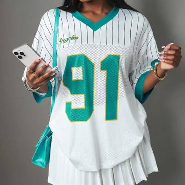 Slaydiva Women&#39;s Numeric & Letter Print V-Neck Short Sleeve Graphic T-Shirt, Baseball Jersey For All Seasons