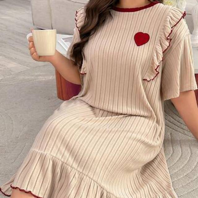 SHEIN Plus Size Loose Fit Contrast Color Round Neck Ruffle Patchwork Heart Decor Short Sleeve Nightgown