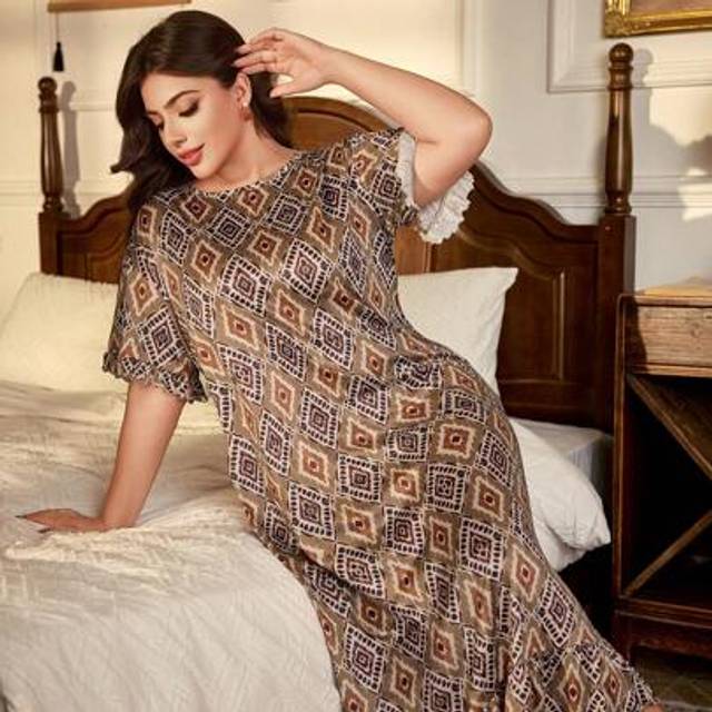SHEIN Plus Size Women Geometric Print Round Neck Short Sleeve Loose Nightgown