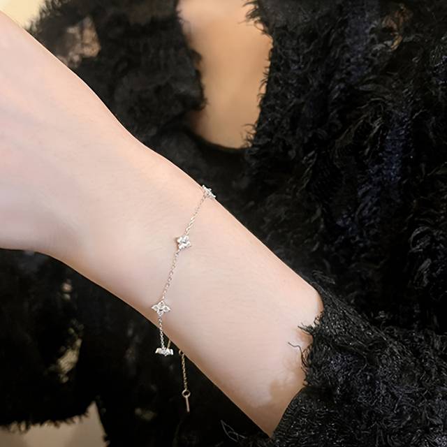 TEMU Elegant Clover Bracelet With Sparkling Synthetic Zirconia, Copper Ditsy , Or Party Accessory, Ideal Gift For Her On New Year, Valentine's Day, Ramadan, Spring Festival