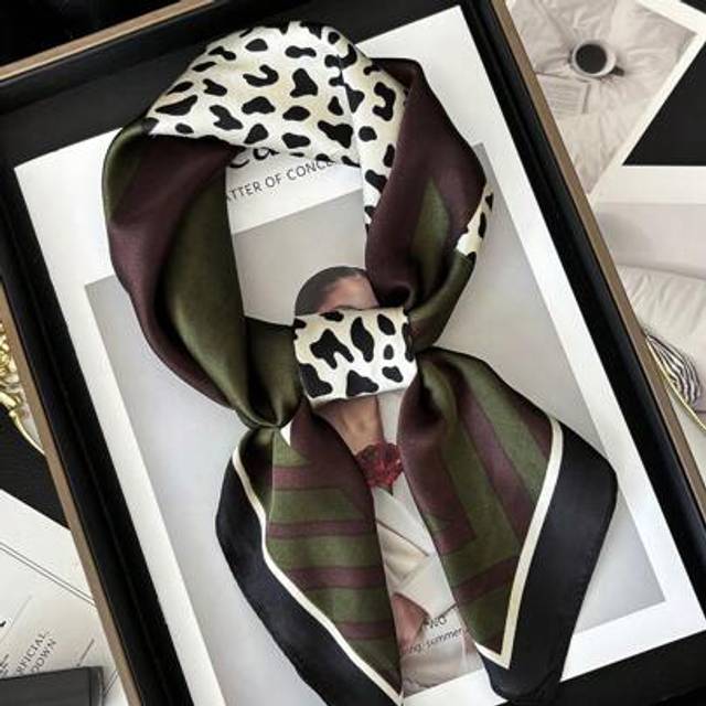 SHEIN 1pc Luxury Brand Leopard Print Bandana Square Scarf Women&#39;s Imitation Silk Scarf Casual Versatile Decoration Small Neck Scarf