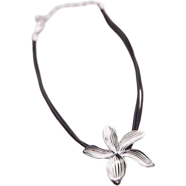 Topshop – Nellie – Silverfärgat chokerhalsband med blomhänge