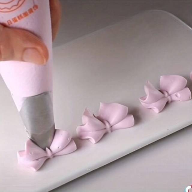 SHEIN 4pcs Stainless Steel Piping Tip Set - Metal Piping Tips For Bows, Leaves And Lilies - Cake Decorating Tools For Home And Bakery Use - Baking And Pastr