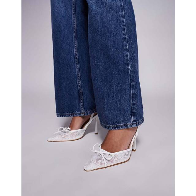 SIMMI London – Bebee – Vita pumps med klackar, öppen häl och rosett-Vit/a