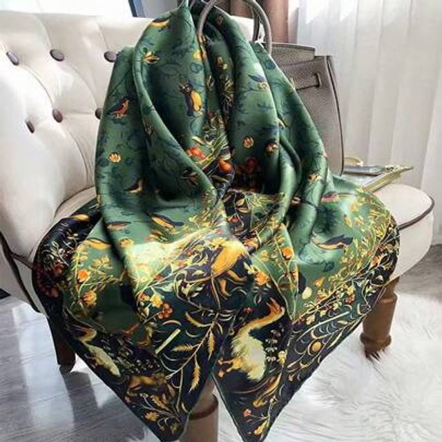 SHEIN Boho 1pc Green 110x110cm Satin Square Scarf With Classic Animal & Flower Art Print For Elegant And Mature Fashion Look