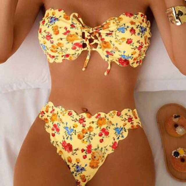 SHEIN Women&#39;s Sexy Strapless 2 Pieces Swimwear, Floral Petal Trim, Casual&Elegant Beach Vacation