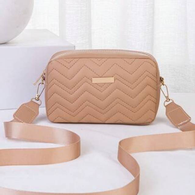 SHEIN 1pc Khaki Quilted V-Stitching Crossbody Bag With Golden Metallic Decorations, Fashion Versatile Women&#39;s Shoulder/Crossbody Camera Bag