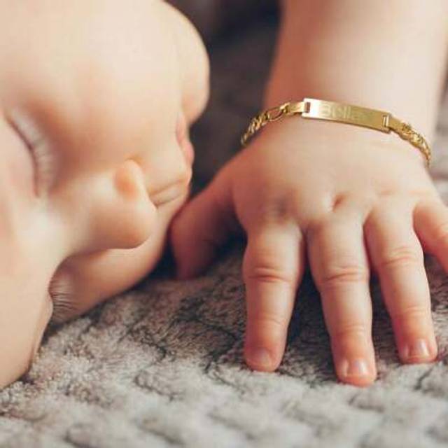 SHEIN 1pc Personalize Girls And Boys Name Bracelet,Customized Ornaments, Customized 18k Gold Plated Stainless Steel Bar ID Bracelet ,For Delicate Gift For K
