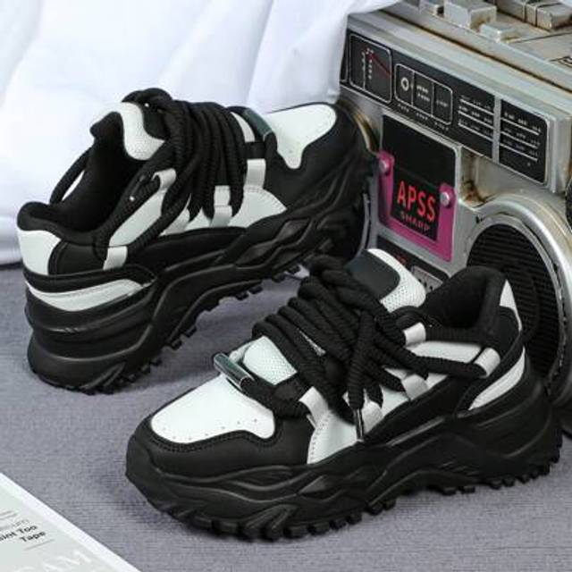 SHEIN Basic Black & White Fashion Thick Lace-Up Platform Casual Sneakers, Stylish Chunky Sneakers For Outings,