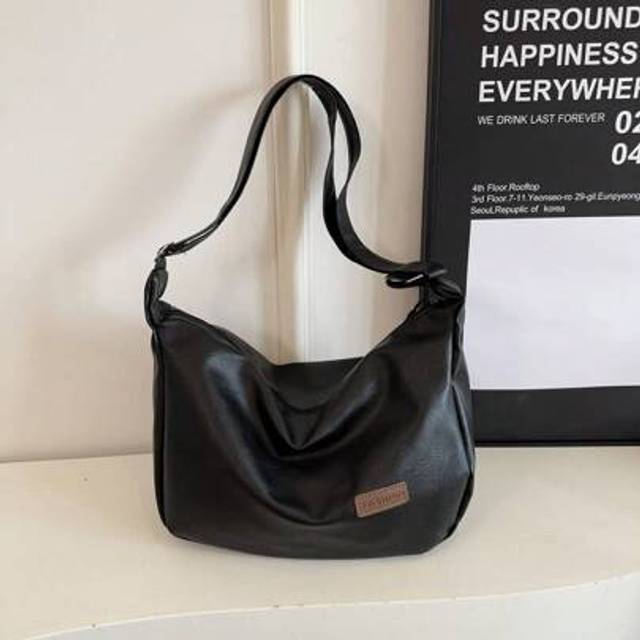 SHEIN 1pc Smooth Zipper Black PU Solid Color Casual Summer Messenger Bag, Suitable For Men&#39;s Daily Use
