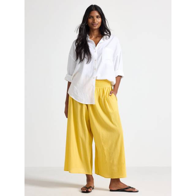 Cropped trousers with wide legs