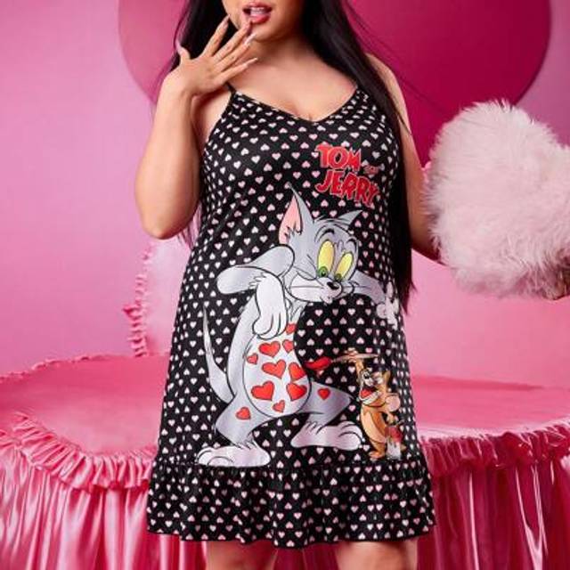 SHEIN Plus Size Valentine&#39;s Day Sexy Heart Cartoon Graphic Cami Loose Black Nightgown