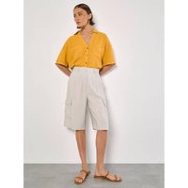 Womens Cargo Bermuda Short - Beige - 10