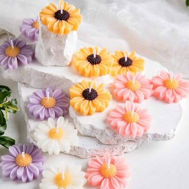 SHEIN 1pc Chamomile Shaped Aromatic Scented Candle, Atmosphere Decoration For Kitchen, Dining Room, Gift, Holiday