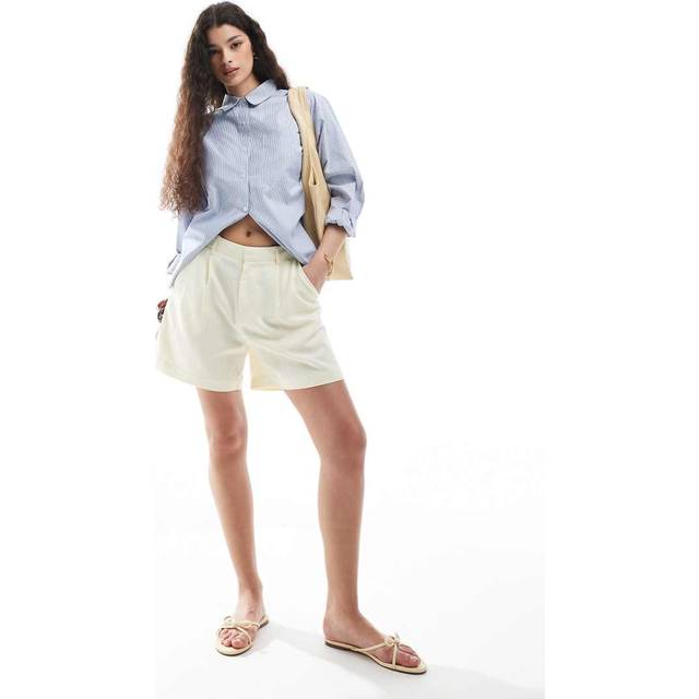 Stradivarius Flowing linen blend shorts Yellow 8