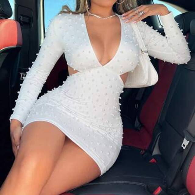 SHEIN Spring/Summer Valentine&#39;s Day Clothes Elegance Wedding Guest Old Money White High-Stretch Knit V-Neck Long-Sleeved Slim-Fit Mini Dress With Faux Pearl